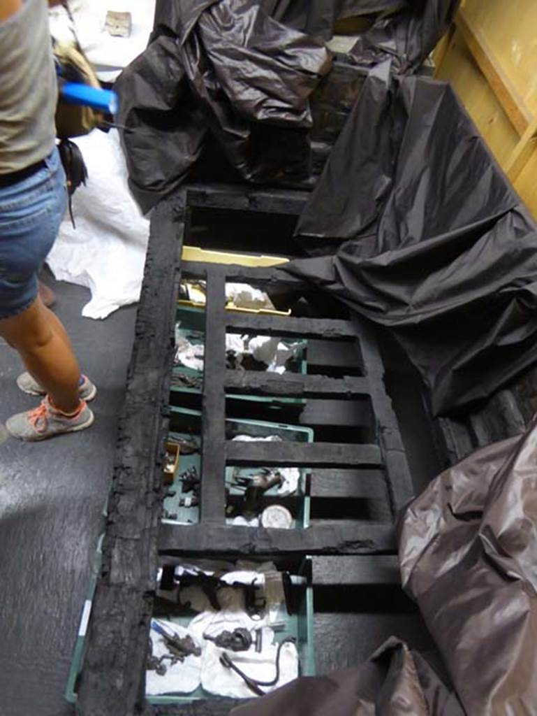 Ins. Orientalis II.10, Herculaneum. September 2016. Detail of high sided wooden bed.
Photo courtesy of Michael Binns.